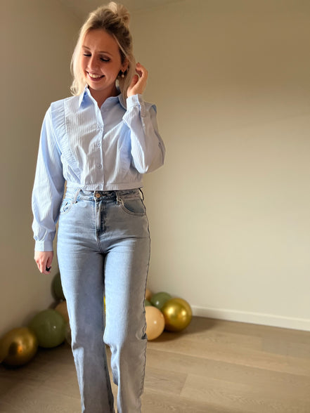 Blue cropped shirt