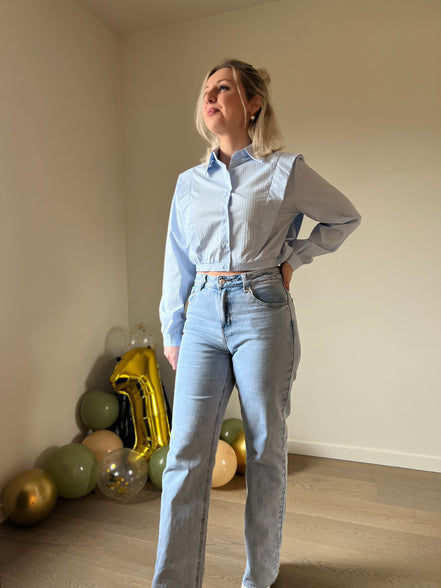 Blue cropped shirt