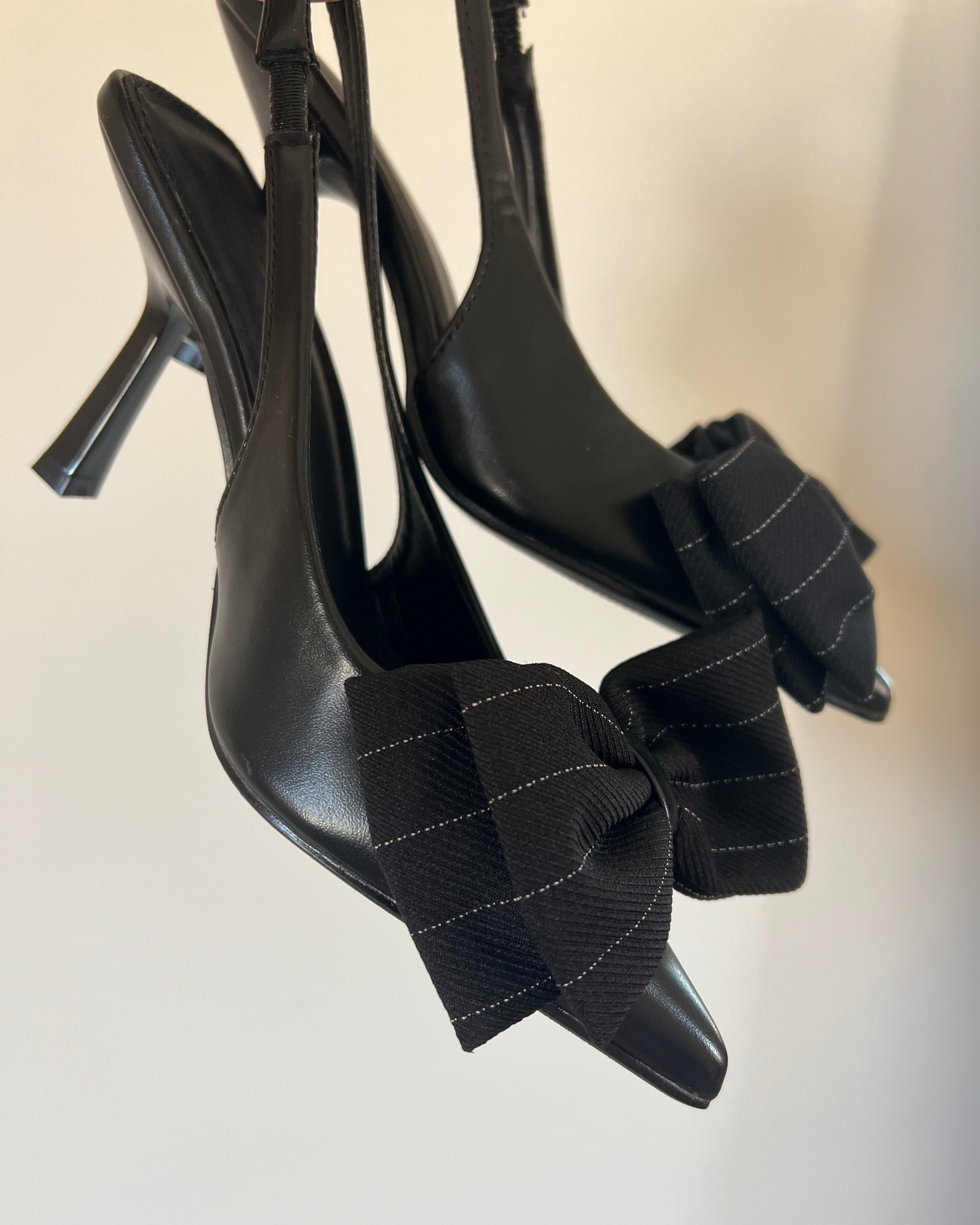 Bow heels black