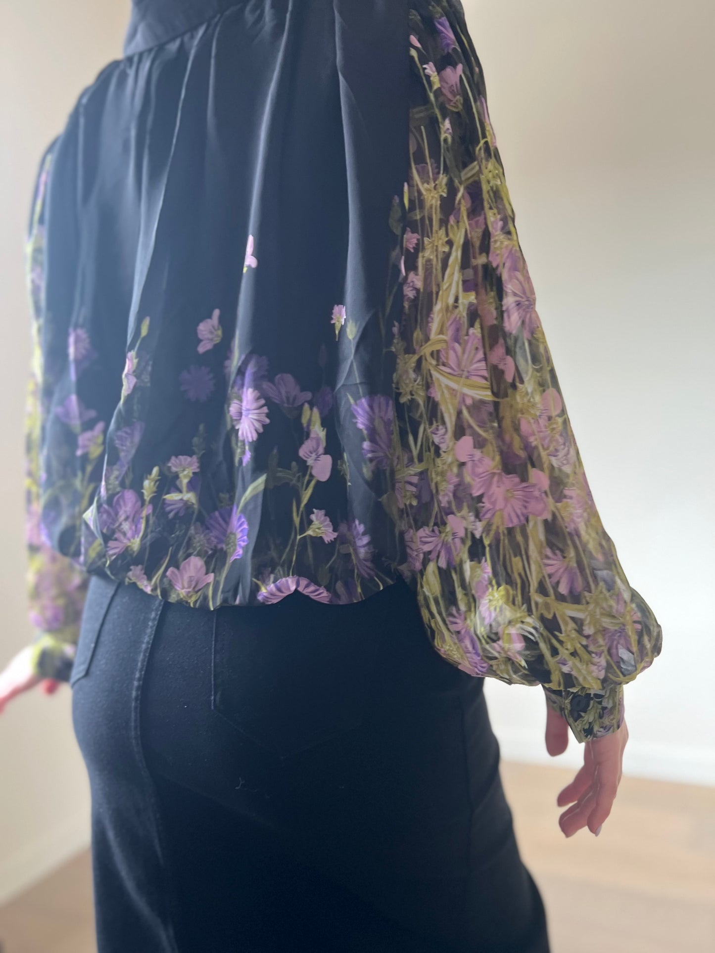 Floral black cropped shirt