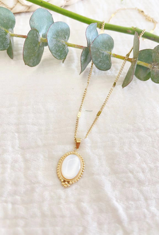 Necklace oval pearl