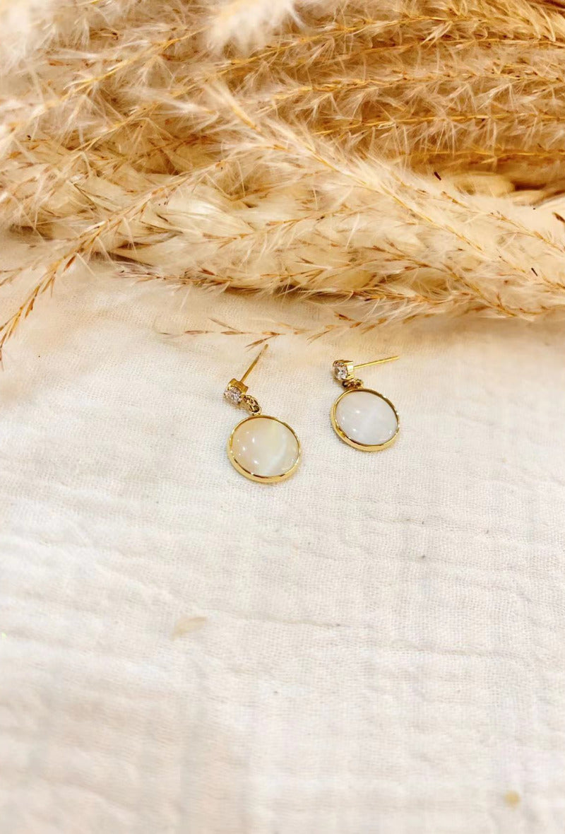 Earring cat’s eye beige